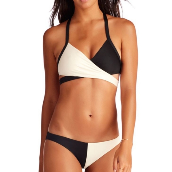 Vitamin A Camryn Wrap TOP. Domino/Small - Picture 2 of 5